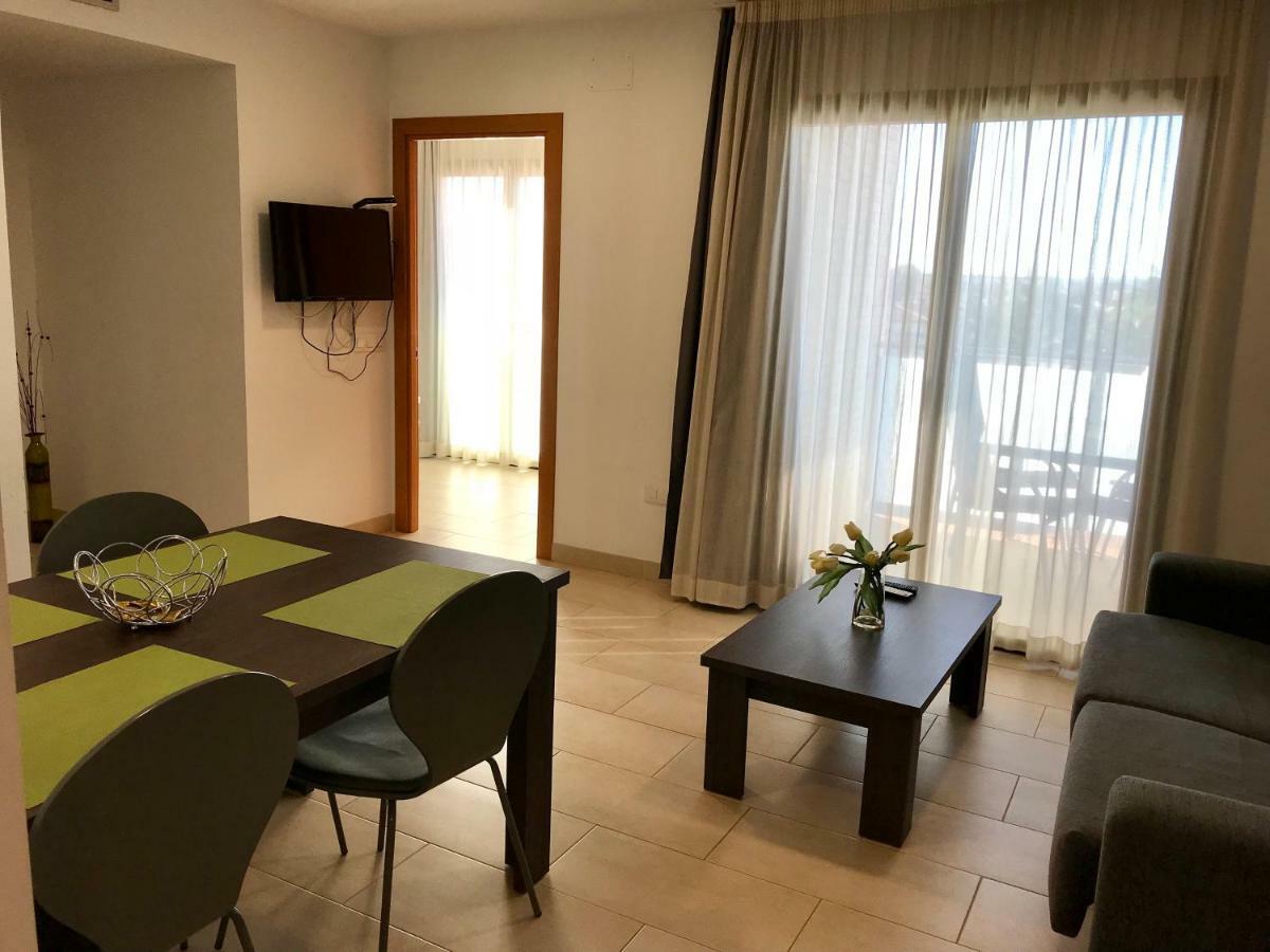 Edifici Violetta Apartment Empuriabrava Bagian luar foto